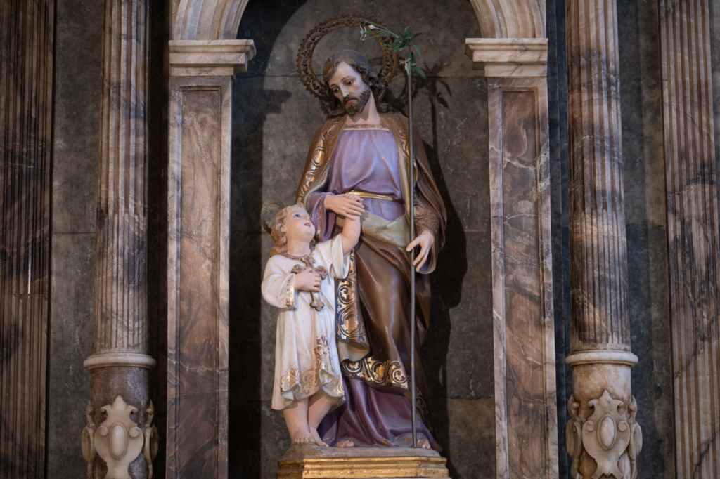 Escultura decimonónica de San José y el Niño Jesús.