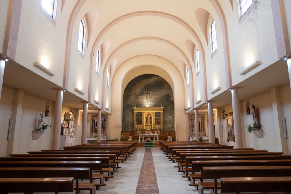 Interior de la iglesia de Santa Rosa de Lima de Venta de Baños.