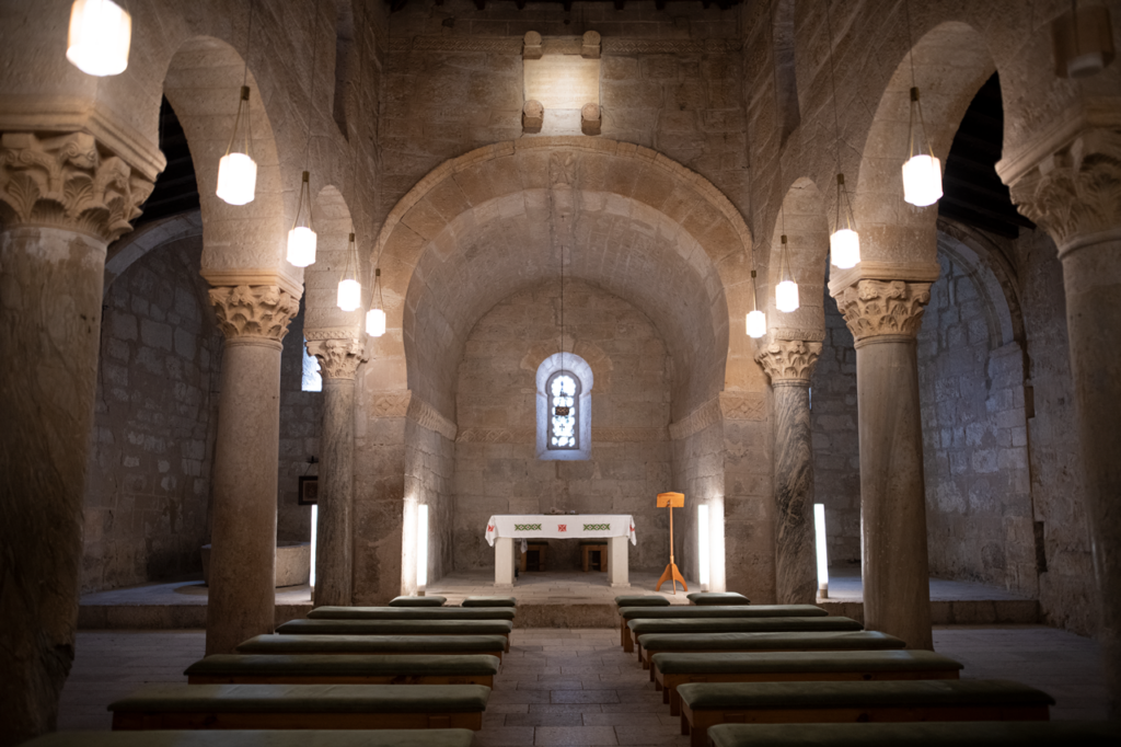 Nave central de la basílica de San Juan de Baños. En lo alto la inscripción con la dedicación del templo por el rey Recesvinto.