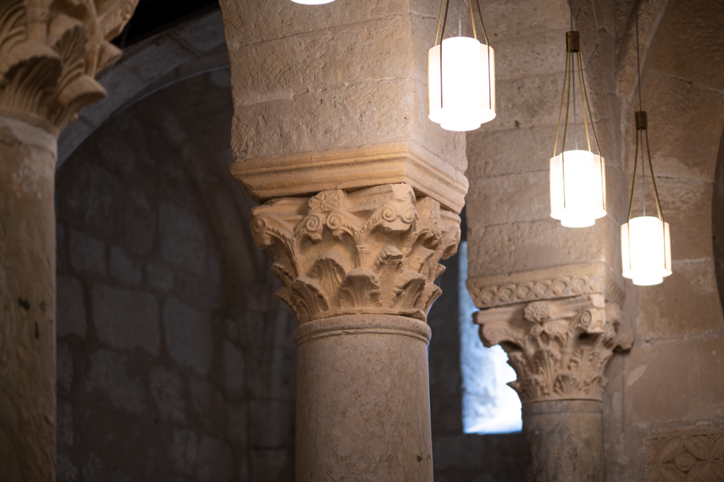 Capitel visigodo de la basílica de San Juan de Baños. Copia la decoración romana de hojas de acanto y volutas.