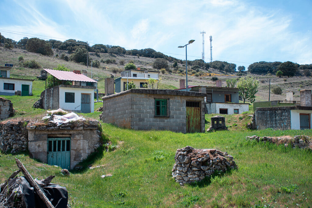 Entradas de bodegas y respiraderos en las colinas de Cevico Navero.
