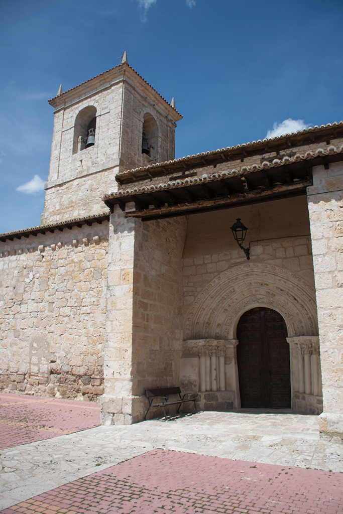 Portada románica de la iglesia de Valle de Cerrato. Tiene tres arquivoltas con columnas con capiteles de decoración figurada.