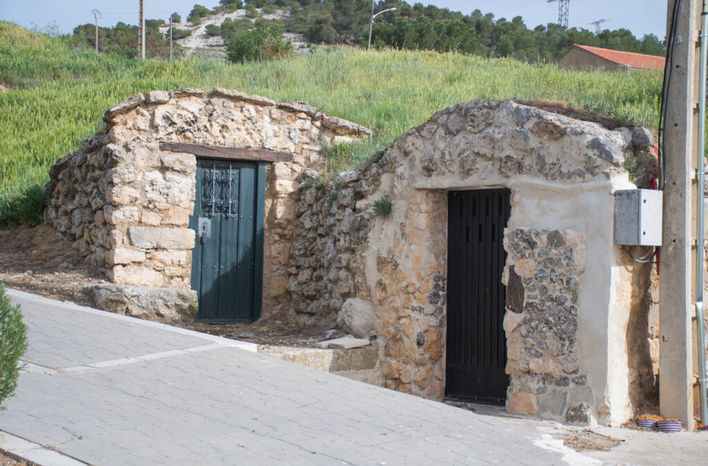 Dos puertas de bodegas.