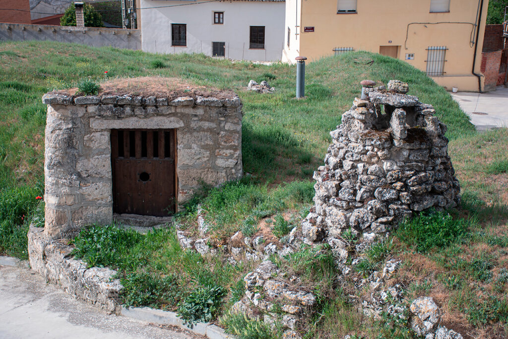 Entrada de una de las bodegas, acompañada de un respiradero realizado con piedras calizas.