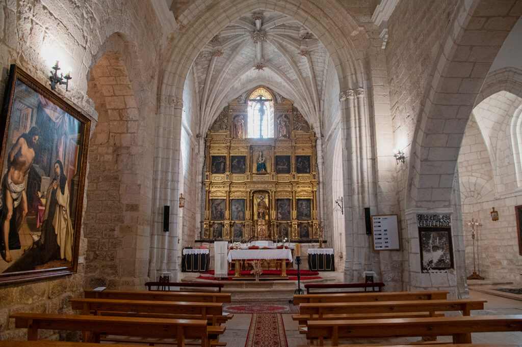Interior de la iglesia gótica de Santa María la Real de Cubillas de Cerrato. Al fodo se encuentra el retablo mayor renacentista.