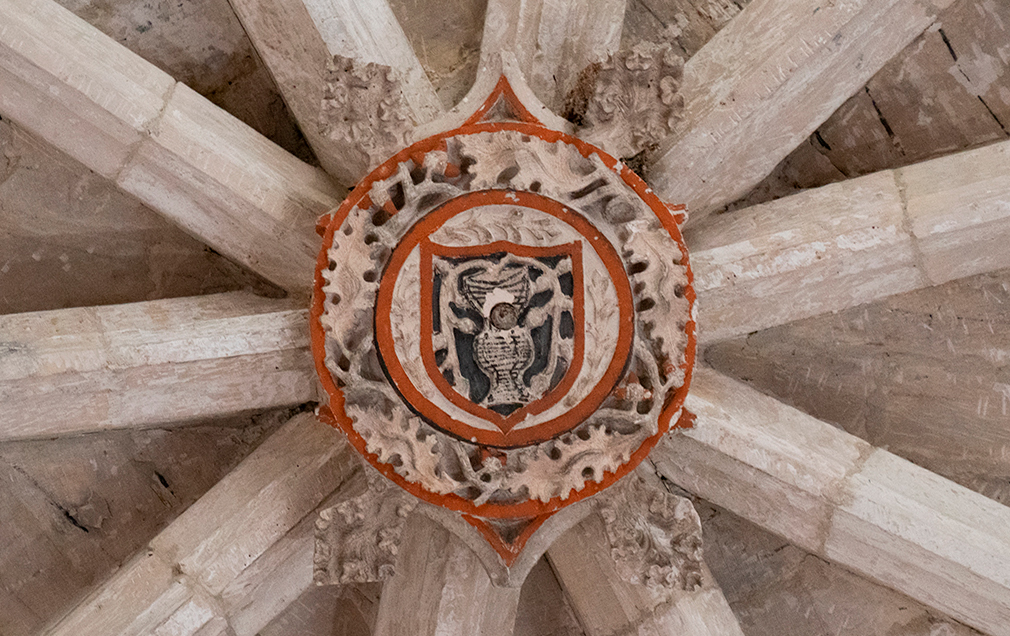 Clave de bóveda gótica decorada con un escudo con un jarrón con flores, de la iglesia de Santa María la Real de Cubillas de Cerrato.