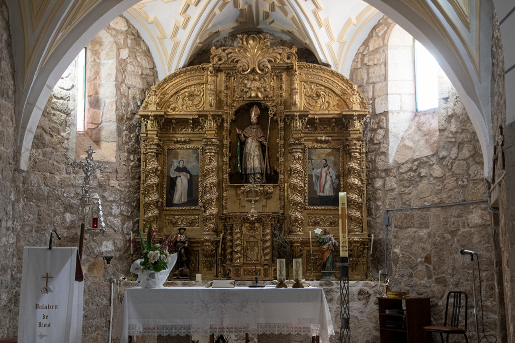 Retablo mayor de la iglesia de San Miguel de Población de Cerrato. Tiene cuatro columnas salomónicas y está presidido por la escultura de San Babilés, antiguo patrono de un monasterio hoy desaparecido y de dónde procede este retablo.