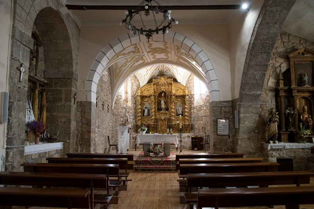 Interior de la iglesia de San Miguel de Población de Cerrato. Al fondo el altar mayor barroco cubierto de pan de oro y presidido por la escultura de San Babilés.