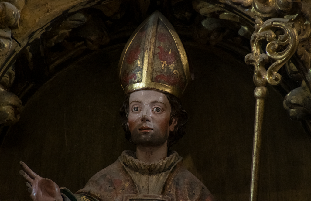 Detalle de la escultura de San Babilés que preside el altar mayor de la iglesia San Miguel de Población de Cerrato.