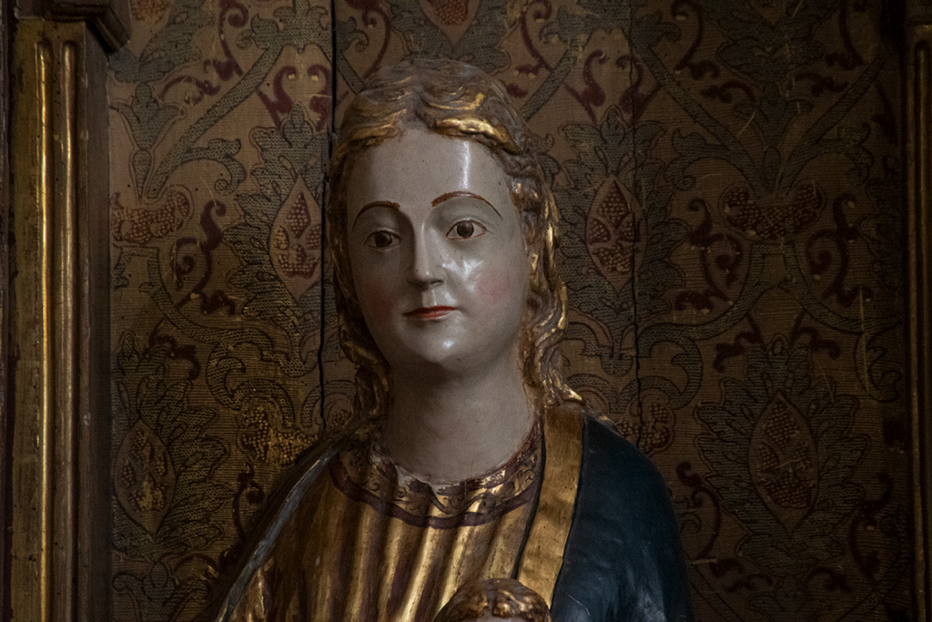 Detalle del rostro de la Virgen gótica que preside uno de los retablos laterales de la iglesia de San Miguel de Población de Cerrato.