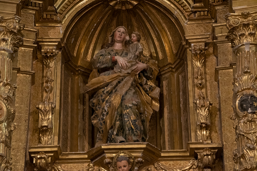Escultura renacentista de la Virgen con el Niño en el retablo mayor de la iglesia de Santa María del Cortijo de Alba de Cerrato.