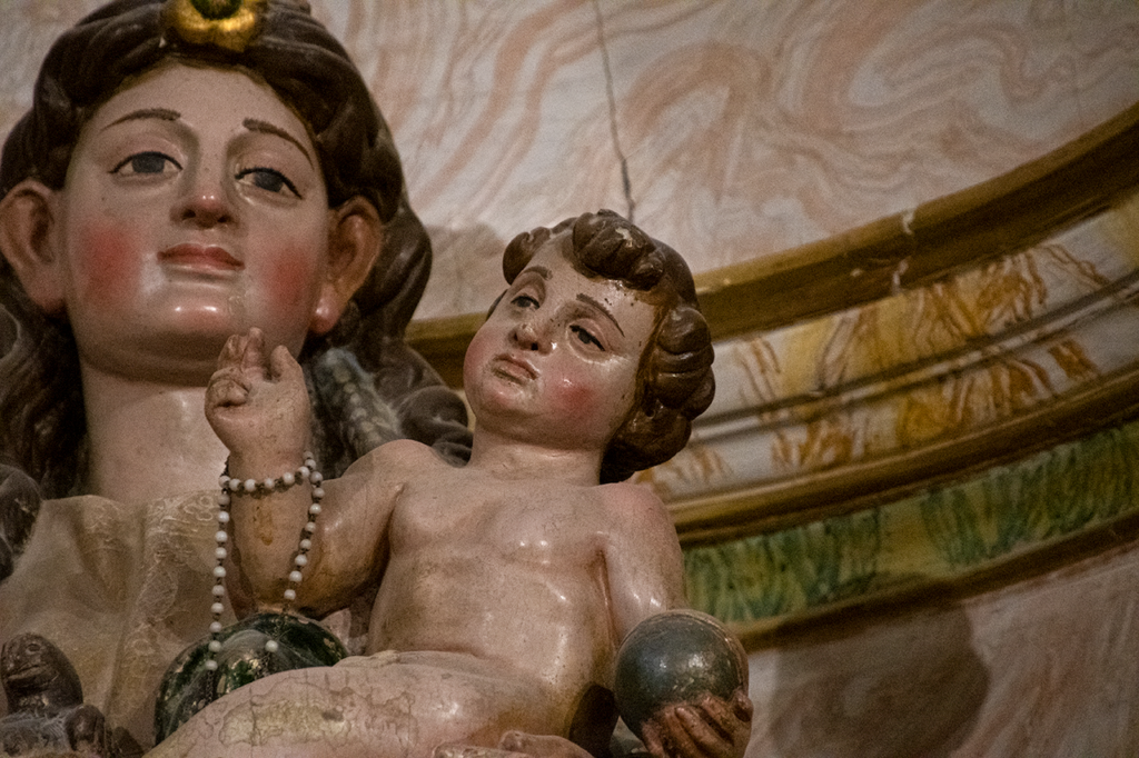 Detalle de una escultura renacentista de la Virgen con el Niño.