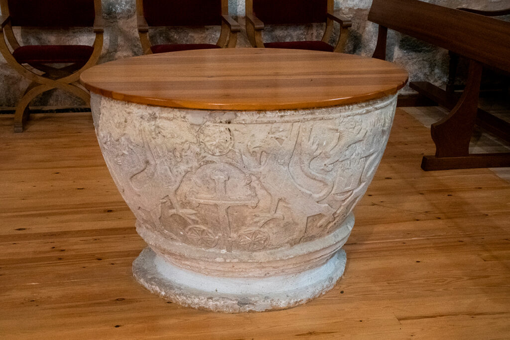 Pila bautismal de la iglesia de San Martín de Cevico de la Torre. Destaca su decoración en bajorrelieve de motivos heráldicos y animales rampantes.