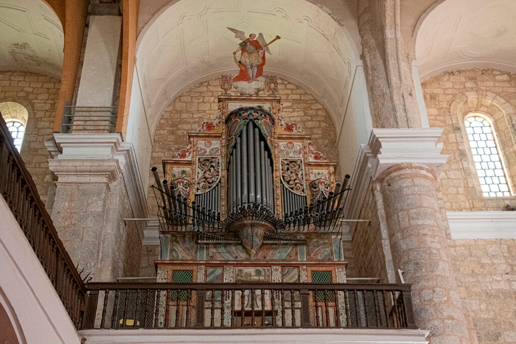 Órgano de la iglesia de San Martín de Cevico de la Torre. Muy decorado con representaciones de ángeles y una vista del propio pueblo.