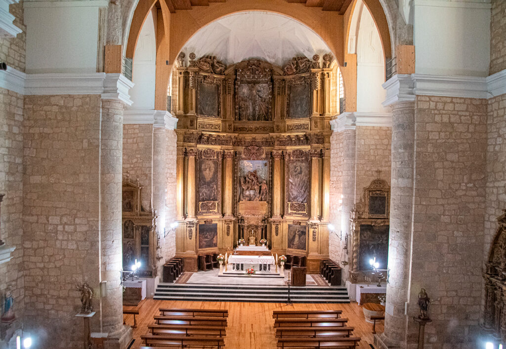 Interior de la iglesia de San Martín de Cevico de la Torre. Destaca por su altura y su gran retablo mayor mayor presidicio por una escultura de San Martín compartiendo su capa con un mendigo.