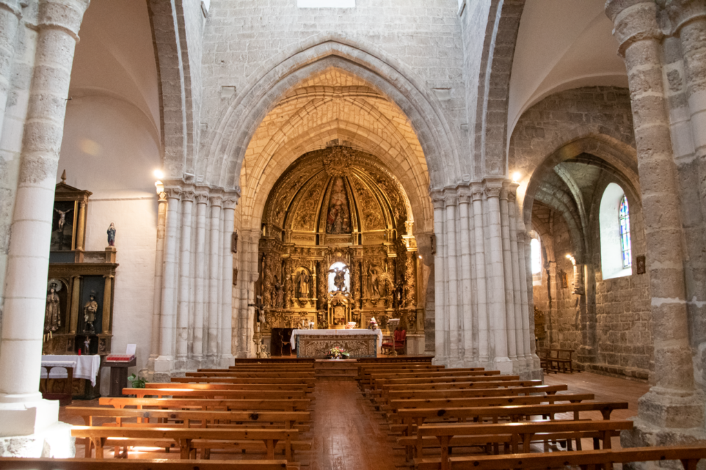 Nave central de la iglesia de San Miguel Arcángel de Vertavillo. Al fondo el retablo mayor barroco, decorado con pan de oro y presidido por una escultura de San Miguel venciendo al demonio.