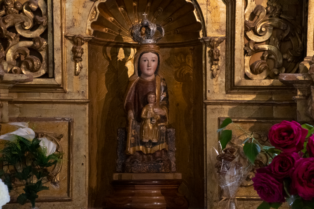 Escultura de la Virgen con el Niño románica en el interior de la iglesia de San Miguel Arcángel de Vertavillo.