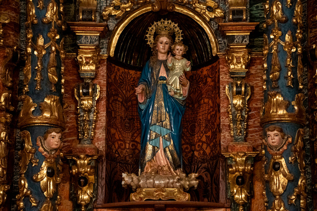 Virgen con el Niño decimonónica en una de las hornacinas del Retablo Mayor de la iglesia de Nuestra Señora de la Paz de Cevico Navero.