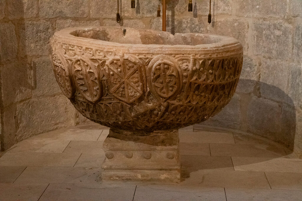 Pila bautismal tardogótica de la iglesia de Nuestra Señora de la Paz de Cevico Navero. Decorada con intrincados motivos geométricos.