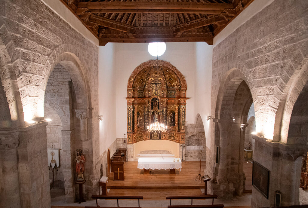 Nave central de la iglesia de Nuestra Señora de la Paz de Cevico Navero. Al fondo el retablo mayor barroco profusamente decorado. En el techo se encuetra un artesonado de madera.