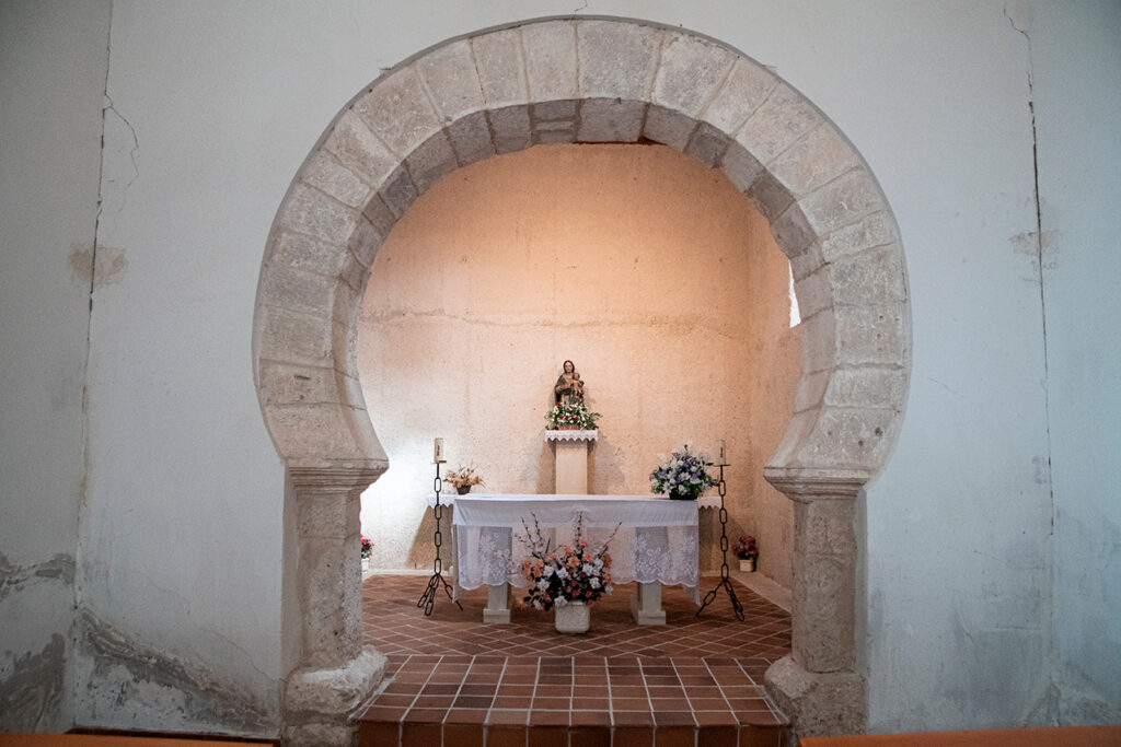 Detalle del arco de herradura mozárabe de la ermita de Santa María de las Heras.