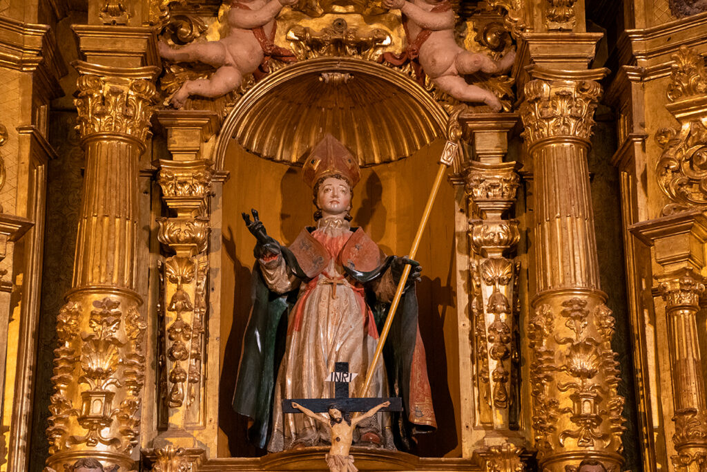 Escultura de madera policromada que representa a San Martín de Tours vestido de obispo ubicado en la hornacina central del altar mayor de la iglesia de Espinosa de Cerrato.