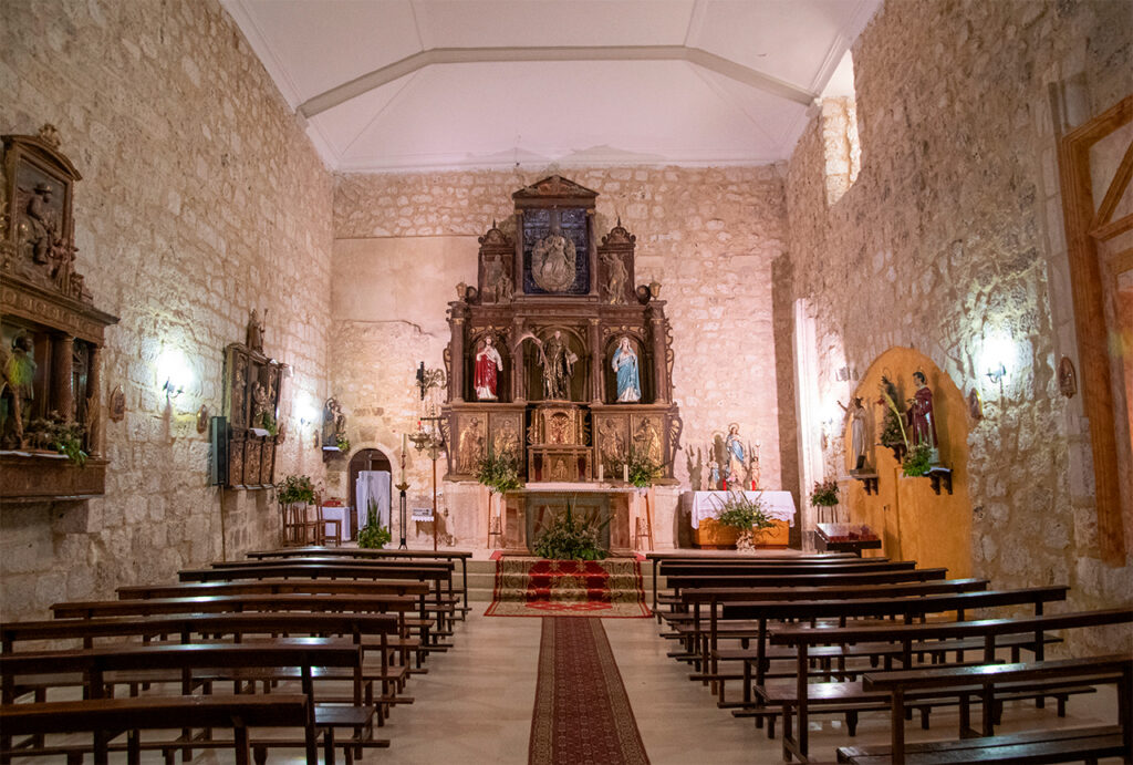 Interior de la iglesia de San Román de Cobos de Cerrato. Preside la nave el retablo mayor barroco.