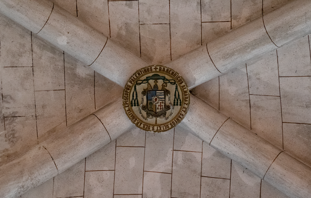 Escudo de Enrique Almaráz y Santos, obispo de Palencia a principios del siglo XX, decorando una de las claves de bóveda de la iglesia de San Julián y Santa Basilisa de Villaconancio.