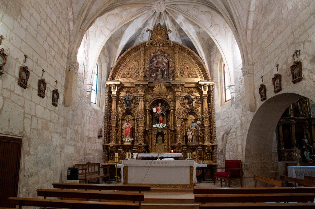 Retablo mayor barroco de la iglesia de Nuestra Señora de la Paz de Castrillo de Onielo, profusamente decorado con pan de oro.