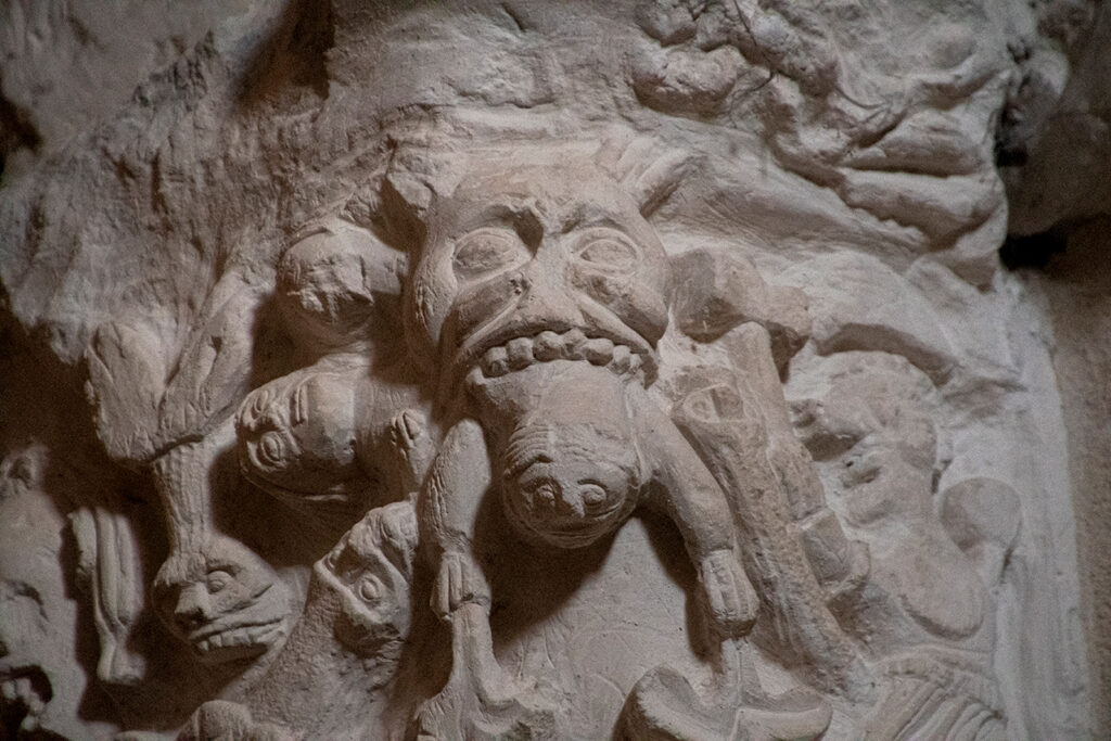 Detalle de uno de los capiteles de la iglesia de Nuestra Señora de la Paz de Castrillo de Onielo, en el que un demonio devora a un pecador.