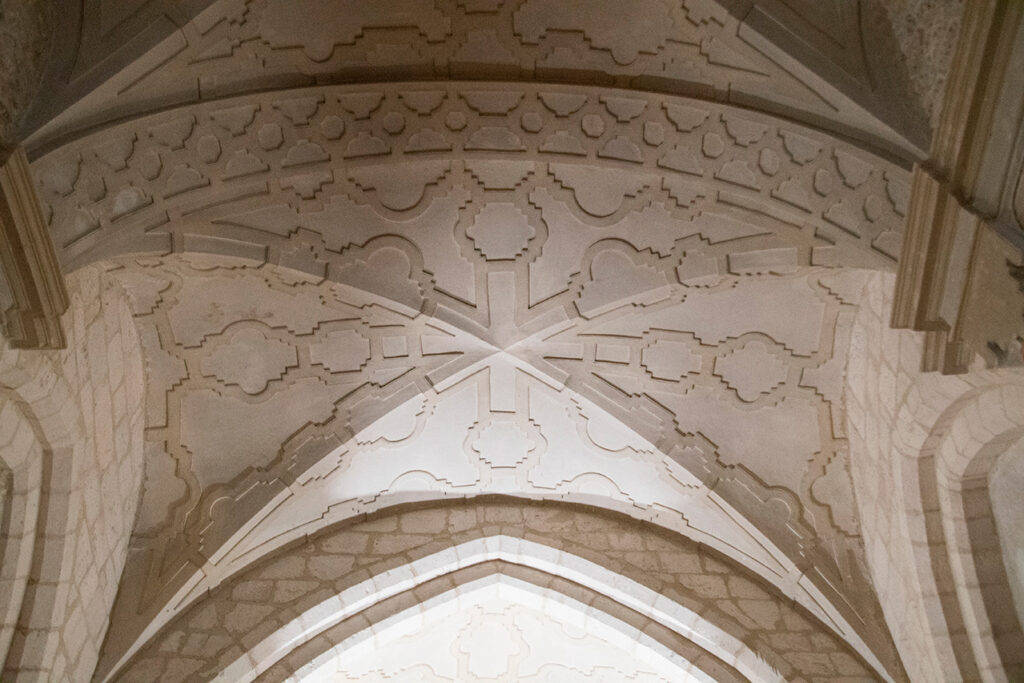 Bóvedas decoradas con yeserías barrocas de la iglesia de Nuestra Señora de la Paz de Castrillo de Onielo.