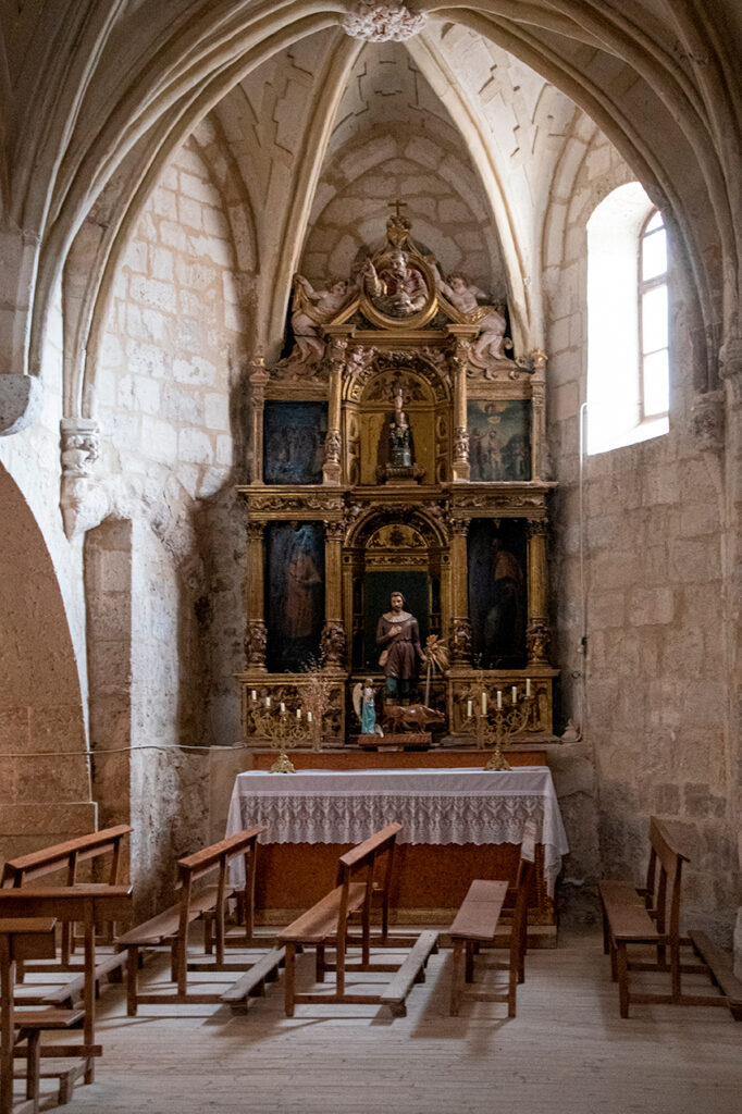 Retablo renacentista de la nave lateral de la iglesia de Nuestra Señora de la Paz de Castrillo de Onielo. Lo preside una escultura de yeso de San Isidro Labrador.