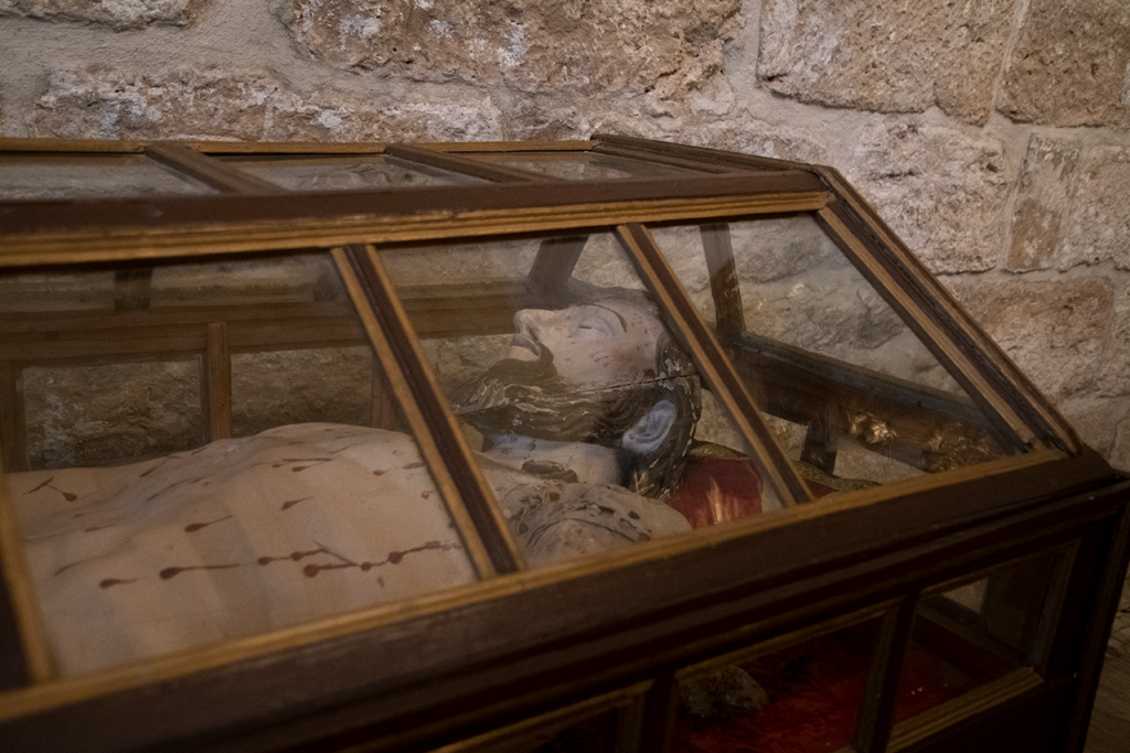 Detallle de un Cirsto yacente en el interior de una urna de cristal de la iglesia de San Nicolás de Bari de Valdecañas de Cerrato.