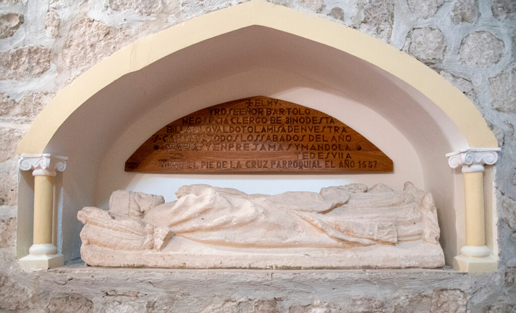 Sepulcro del siglo dieciseís del clérigo Bartolomé García, en la iglesia de la Asunción de Antigüedad.