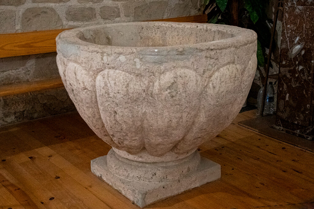 Pila bautismal de la iglesia de la Asunción de Antigüedad.