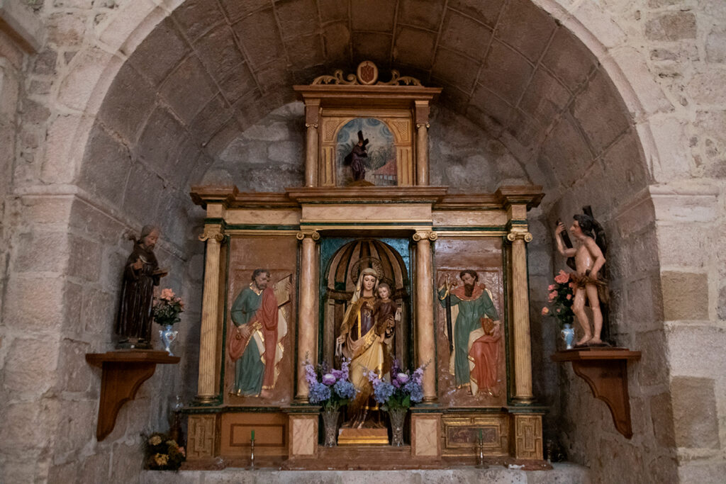 Pequeño retablo lateral renacentista de la iglesia de la Asunción de Antigüedad.