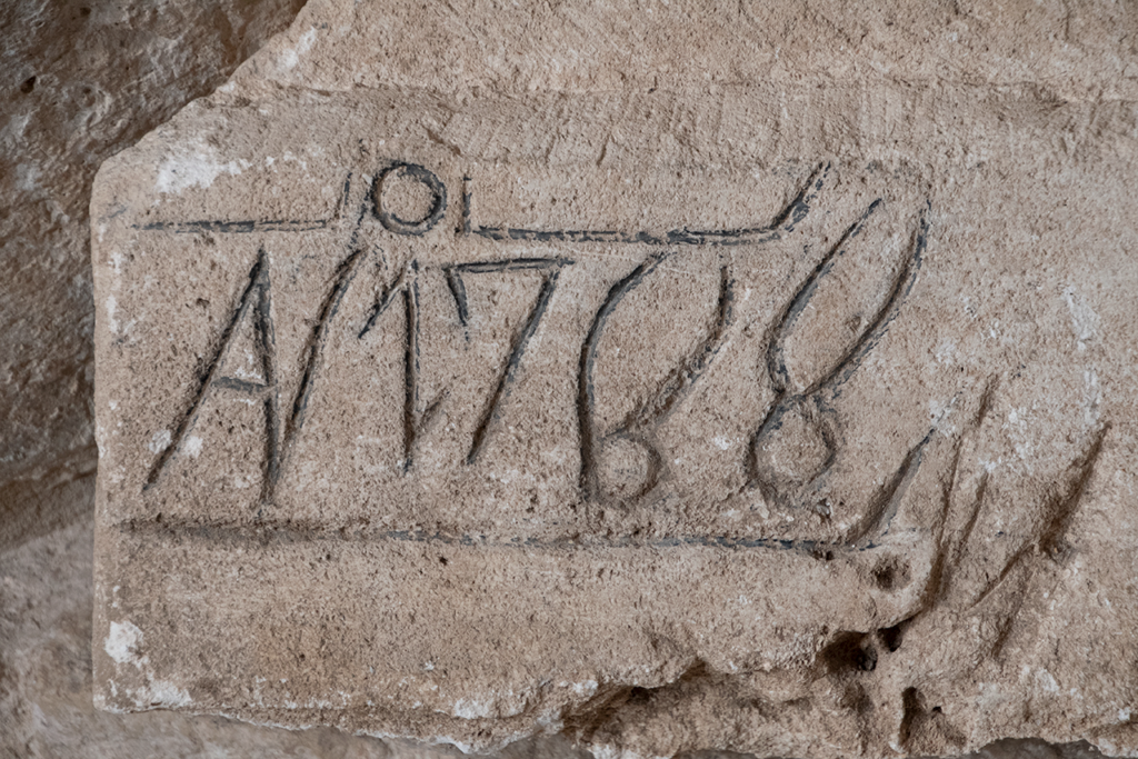 Detalle de una incscripción grabada en el interior de la iglesia de San Estéban de Quintana del Puente. se puede leet "Año 1788".