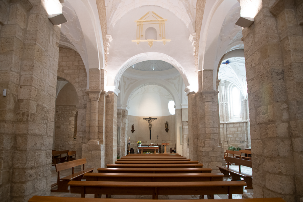 Interior de la iglesia de San Esteban de Quintana del puente. Detacan los capiteles románicos decorados.
