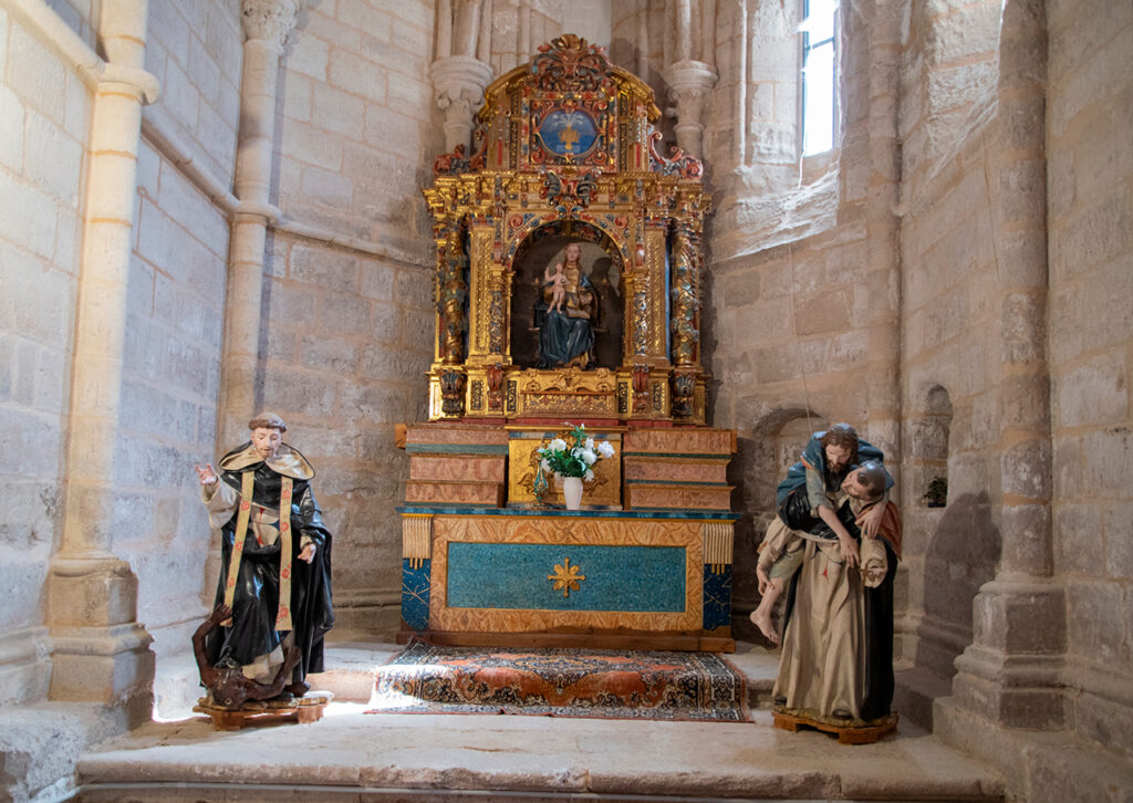 Retablo de la nave lateral de la Iglesia de Santa Cecilia, presidido por una imagen renacentista de la Virgen con el Niño. Se encuentra flanqueado por dos tallas de gran formato de santos dominicos.