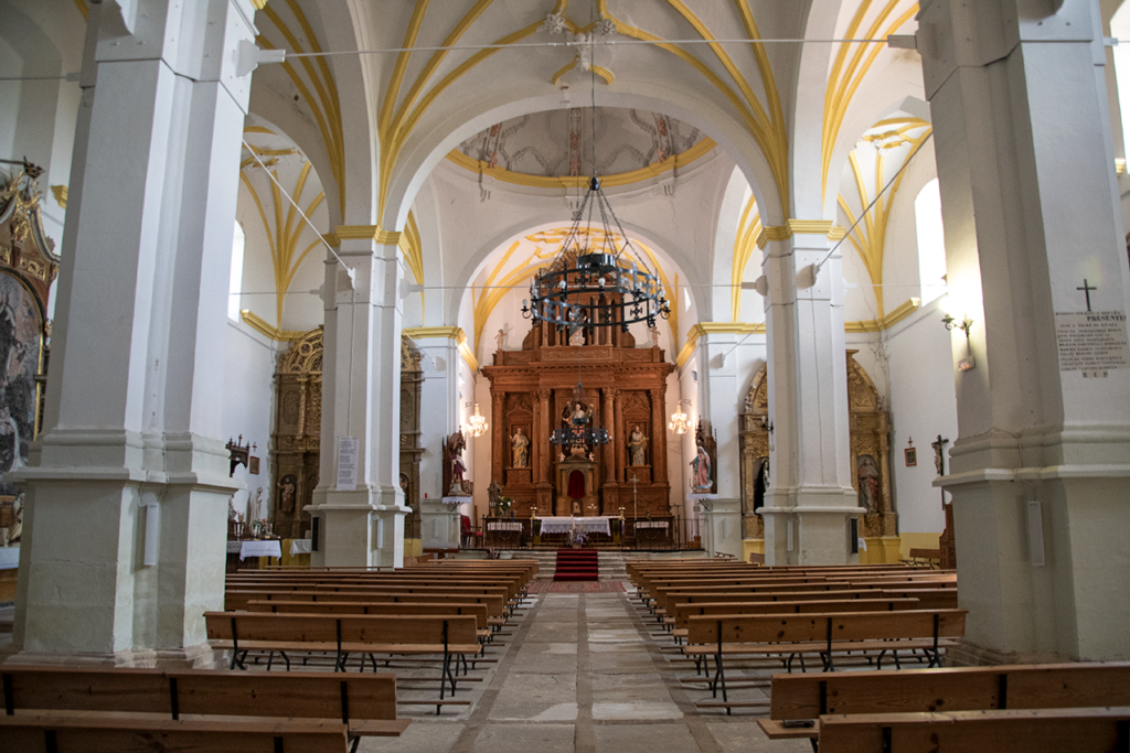 Nave central de la iglesia de San Andrés de Villahán. Al fondo el retablo mayor, presidido por la escultura de San Andrés sosteniendo la cruz en aspa.