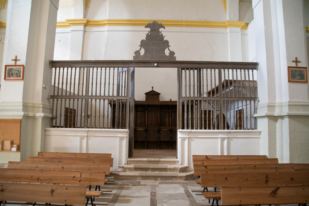 Coro de la iglesia de de San Andrés de Villahán, a los pies de la nave central y separado de ésta por una sencilla rejería de bronce.