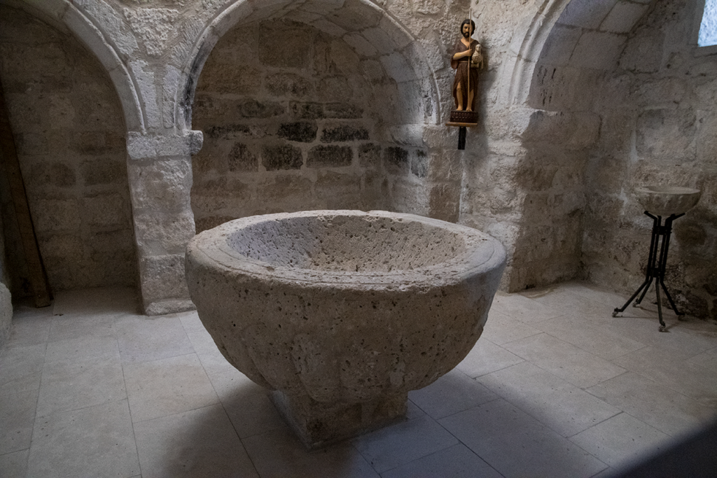Pila bautismal de la iglesia de San Esteban de Tabanera de Cerrato. Se encuentra en una pequeña capilla a los pies de la iglesia y está sencillamente decorada.