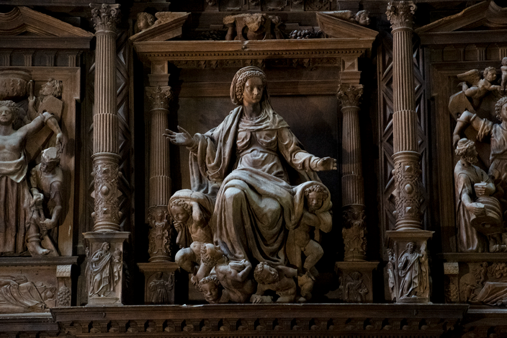 Escultura en madera de Santa Eulalia que preside el antiguo retablo mayor de la iglesia de Santa Eulalia, hoy en una nave lateral de la iglesia de San Juan.