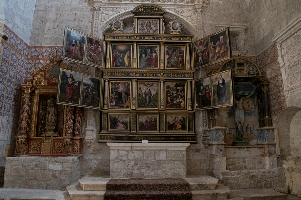 Retablo de la capilla de los Salazar de la iglesia de San Juan de Palenzuela. Esta compuesto íntegramente por lienzos, con la particularidad de que cuenta con cuatro alas abatibles.