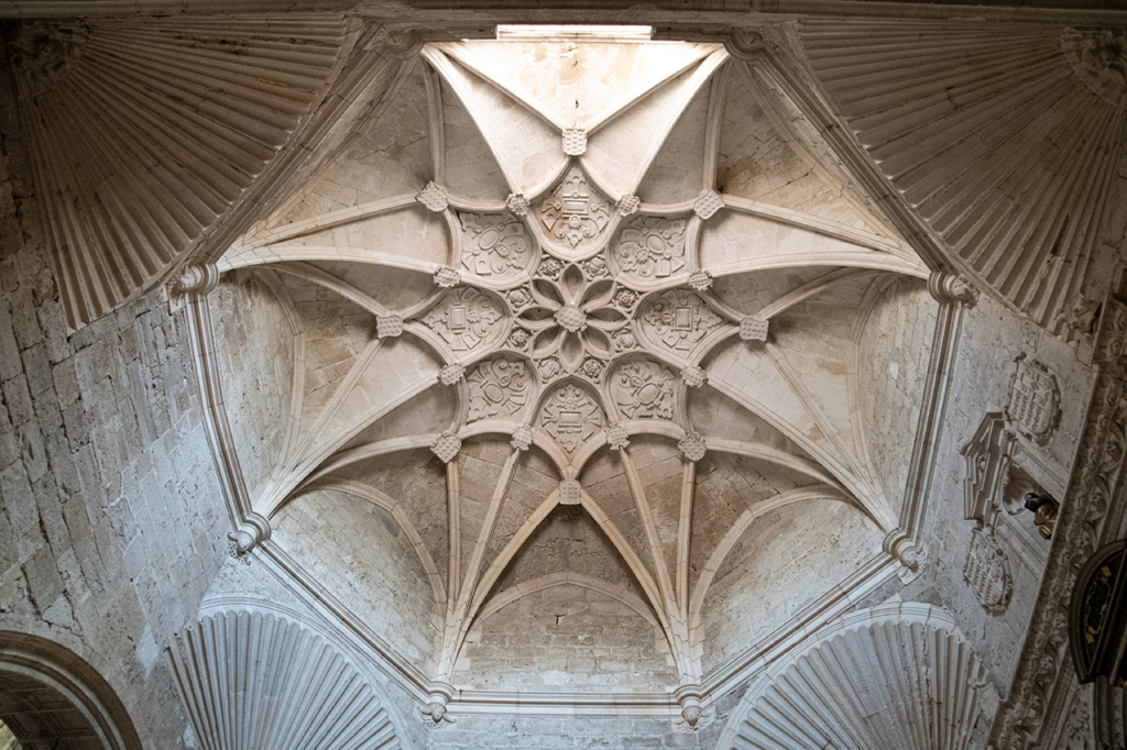 Bóveda octogonal con nervaduras entrelazas de la capilla de los Salazar en la iglesia de San Juan de Palenzuela. Las claves están decoradas con escudos de la familia.