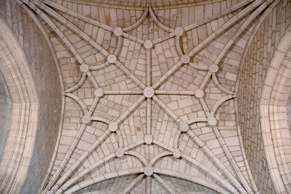 Bóveda de crucería gótica con claves decoradas de la iglesia de Nuestra Señora de la Asunción.