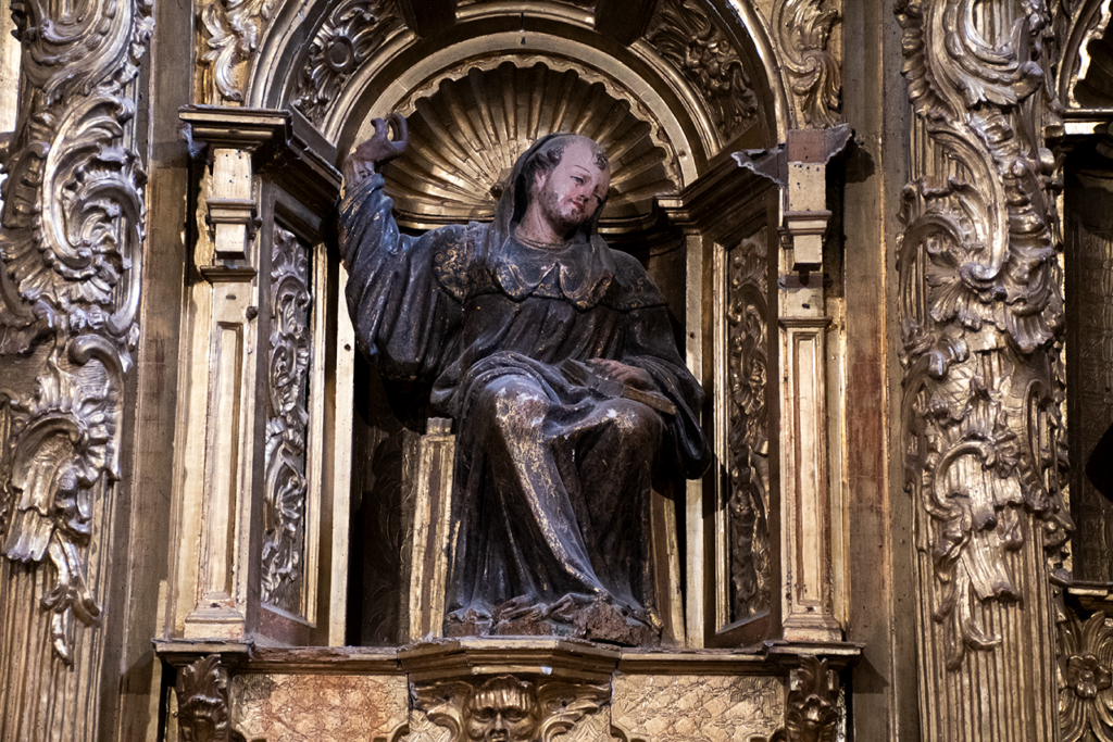 Escultura de un santo benedictino en una de las hornacinas del retablo lateral de la iglesia de San Román de Villodre.