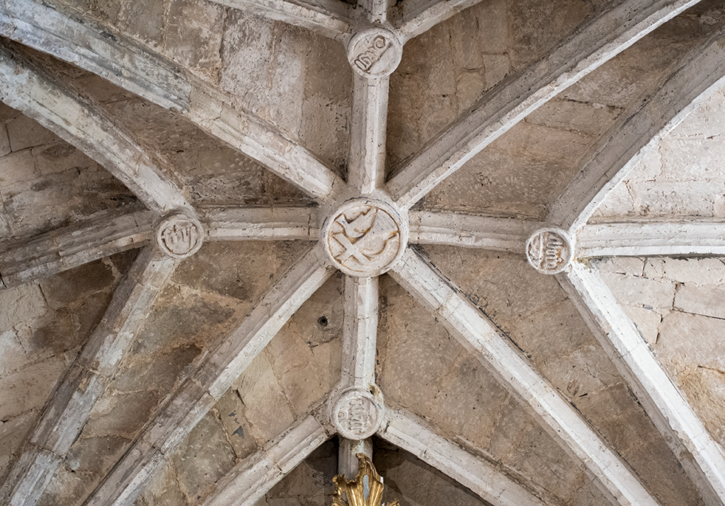 Bóveda de cruceria con claves decoradas de la iglesia de San Román de Villodre.