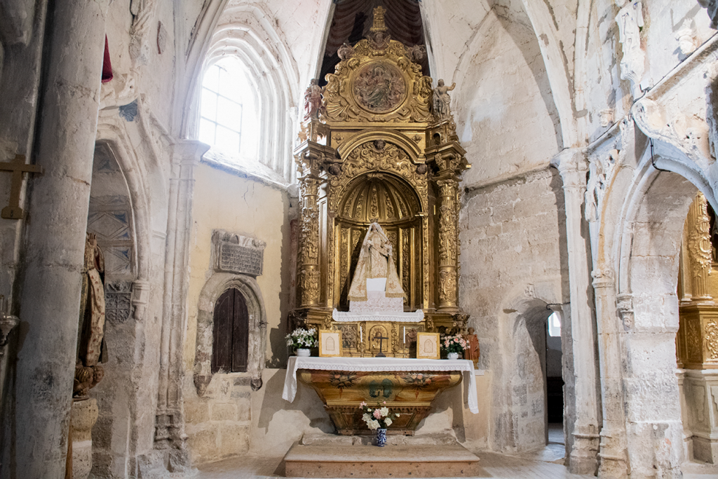Retablo lateral barroco con una virgen de vestir en la liglesia de San Román de Villodre.