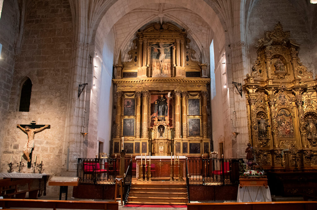 Retablo mayor de la iglesia de San Millán de Baltanás. Se componen fundamenalmente de tablas pintadas al óleo, con la excepción de la talla titular y el Cristo crucifivado del atrio.